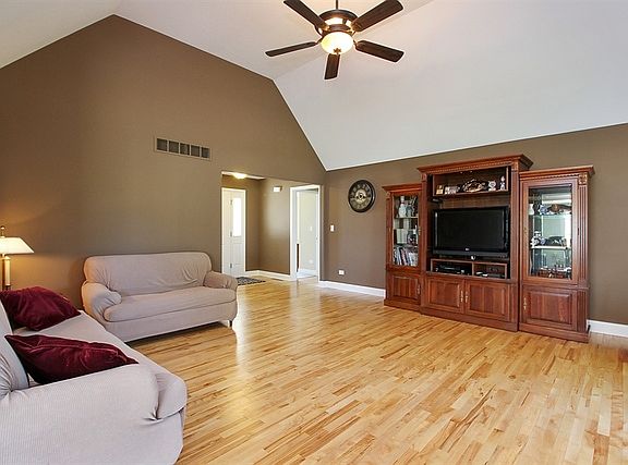 5th image of 685 Peony Ln