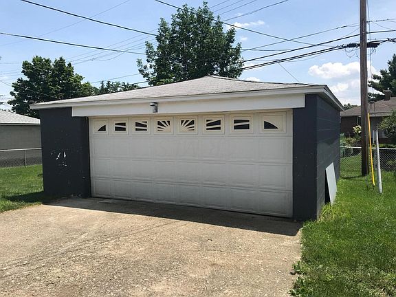 3rd image of 2627 Queensway Dr