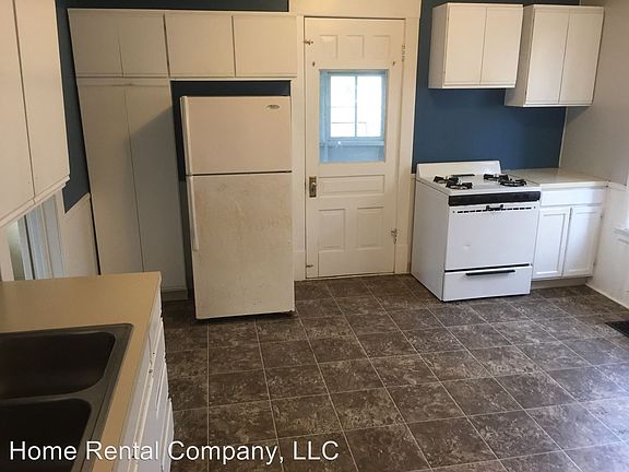 2nd image of 913 Michigan St NE