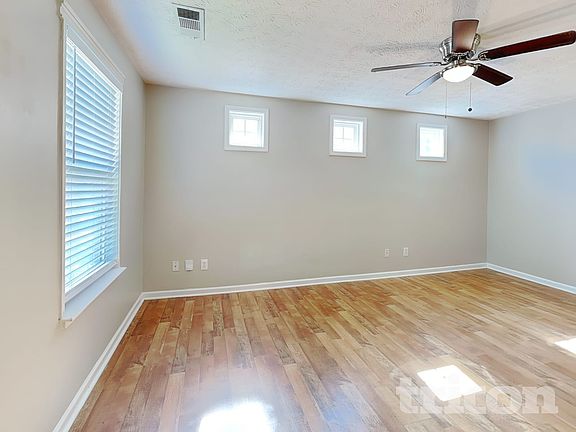 3rd image of 250 Oak Grove Way