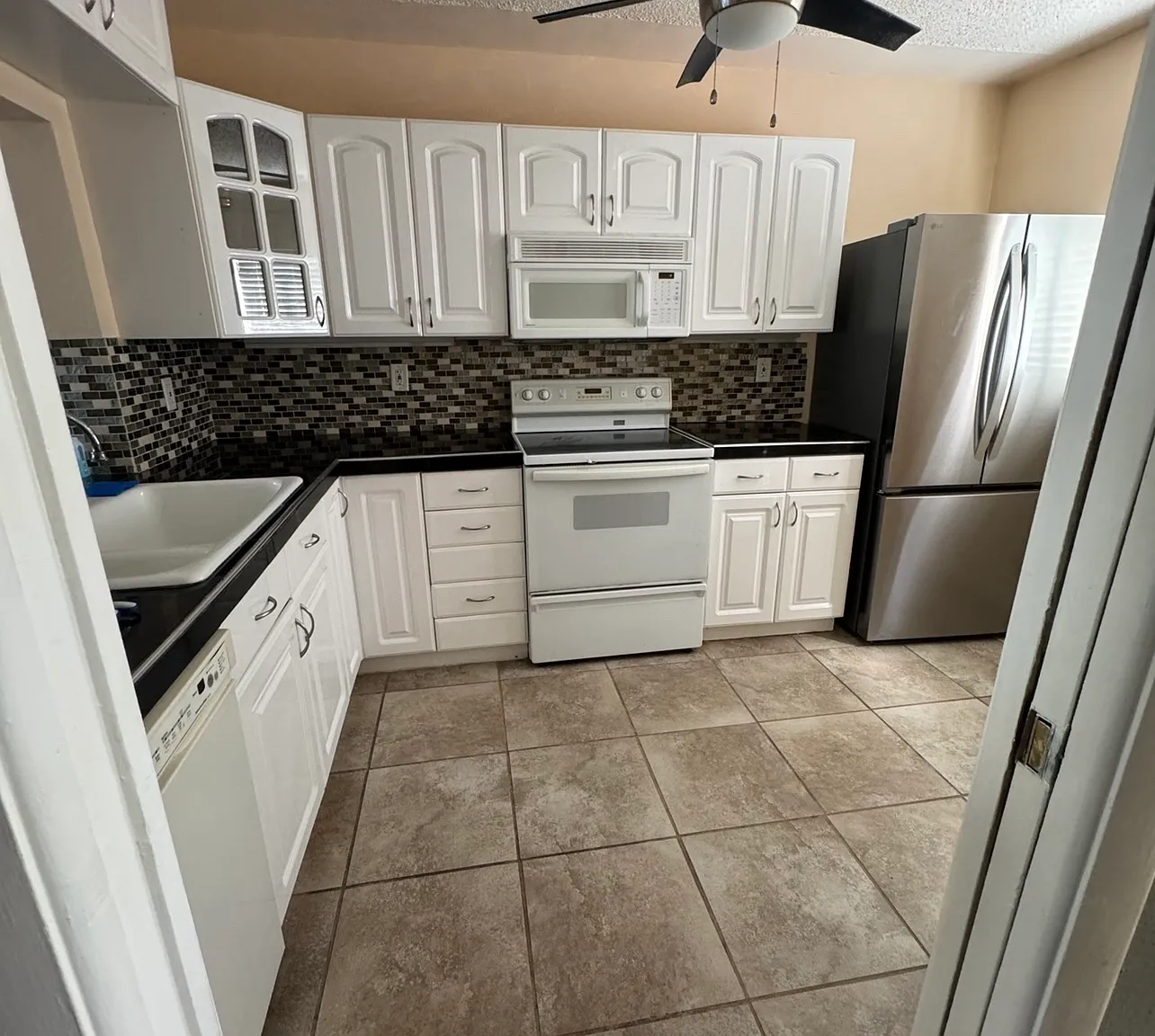 2 bed, 1.5 bath, 1260 sqft, $2,000 — Photo 2