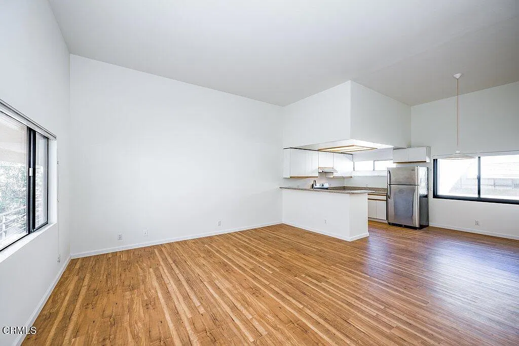 2 bed, 2.0 bath, 1000 sqft, $3,150 — Photo 2