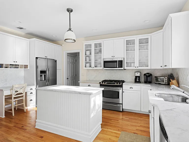 18 Cowhill Ln — Photo 6