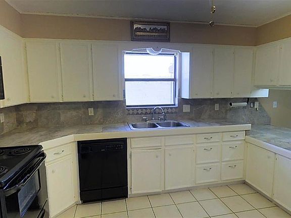 5th image of 915 E Bell Pl