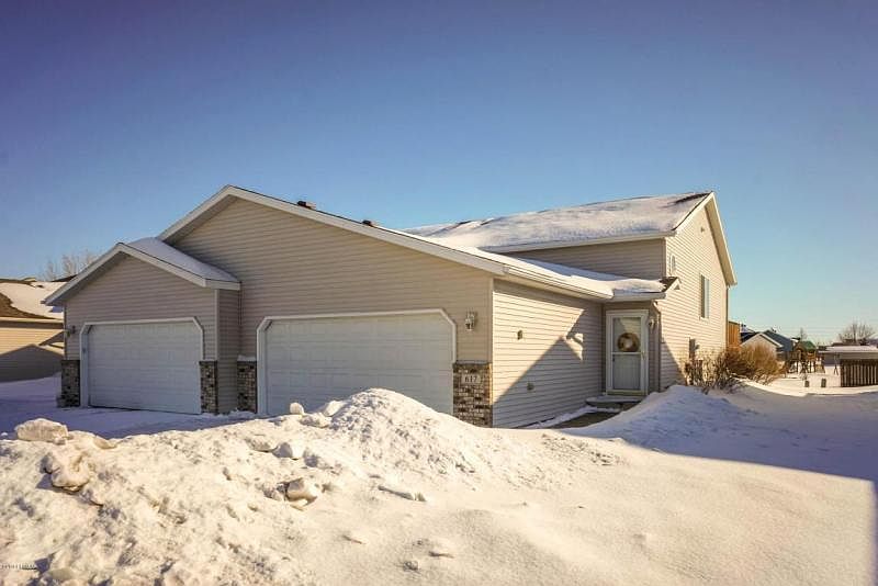 1st image of 617 14th Ave E