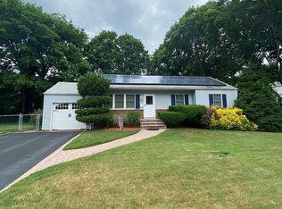21 Norma Ln, Kings Park, NY 11754