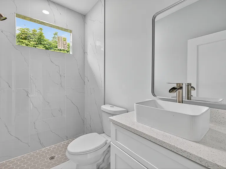 417 Paddock St — Photo 7