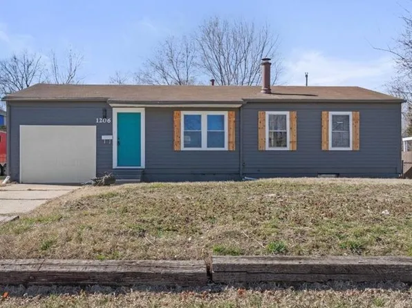 1206 N Cedar Crest Dr, Independence, MO 64056