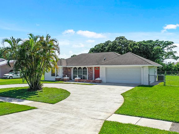 3rd image of 810 SW Ivanhoe Drive