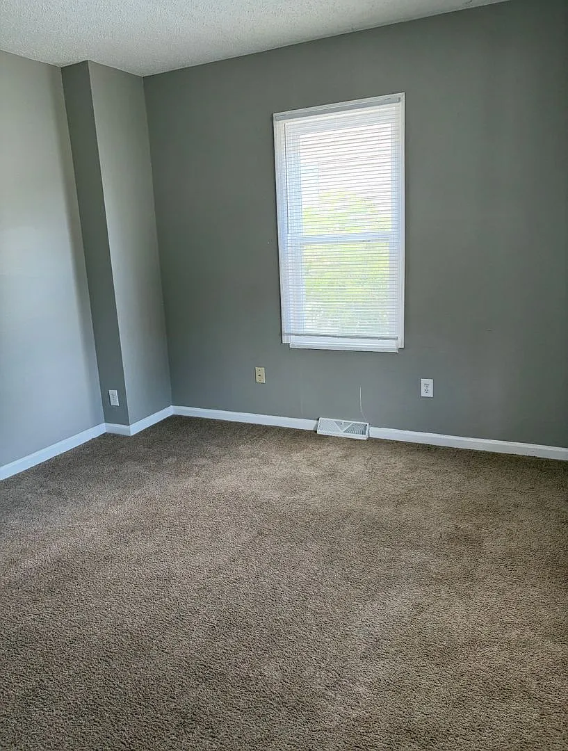 4 Bedroom, 2 Bathroom House — Photo 1