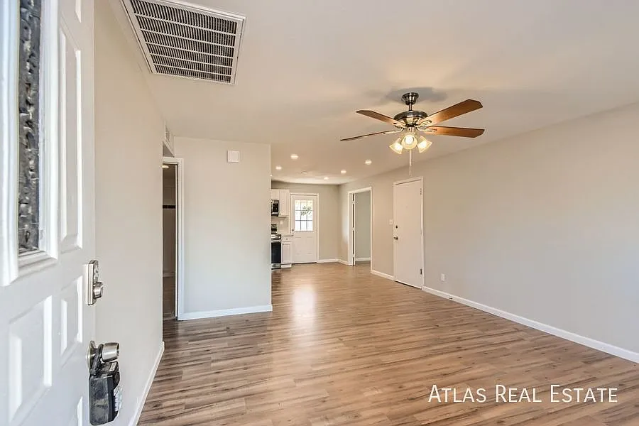 Lovely Single Home 4 Bedroom 2 Bathroom in North Phoenix! — Photo 2