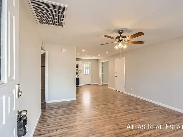 3429 E Blanche Dr — Photo 2