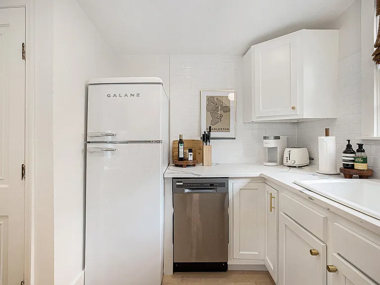165 Queen St #B — Photo 4