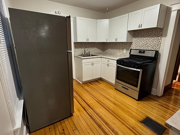 5th image of 9 Minden Ave #2