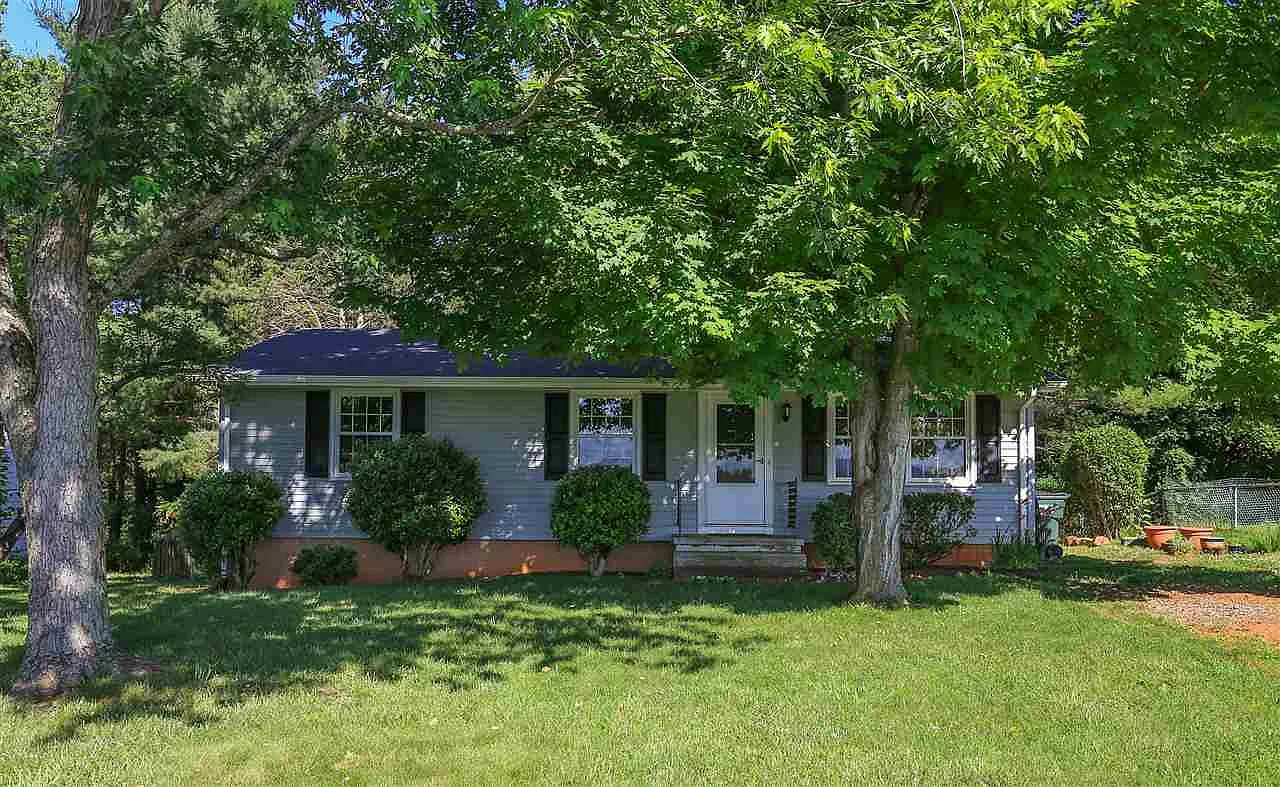 304 Camelot Dr photo 1