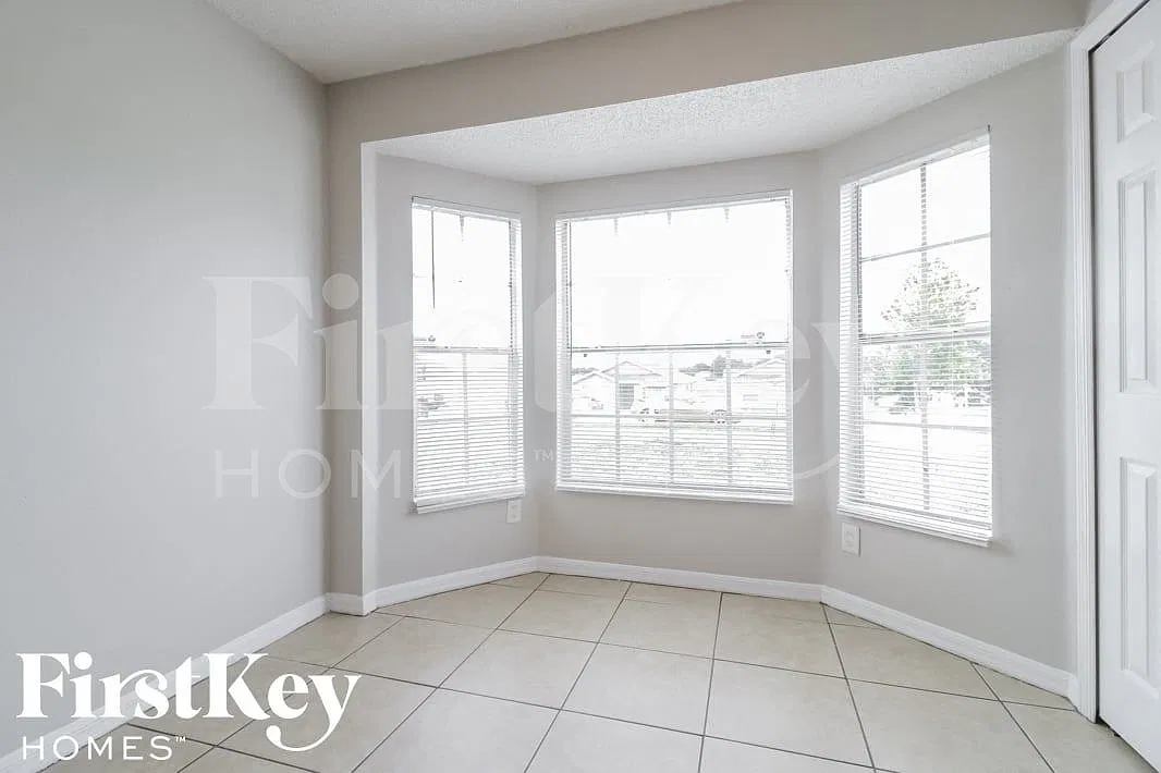 3 bed, 2.0 bath, 1300 sqft, $2,030 — Photo 4