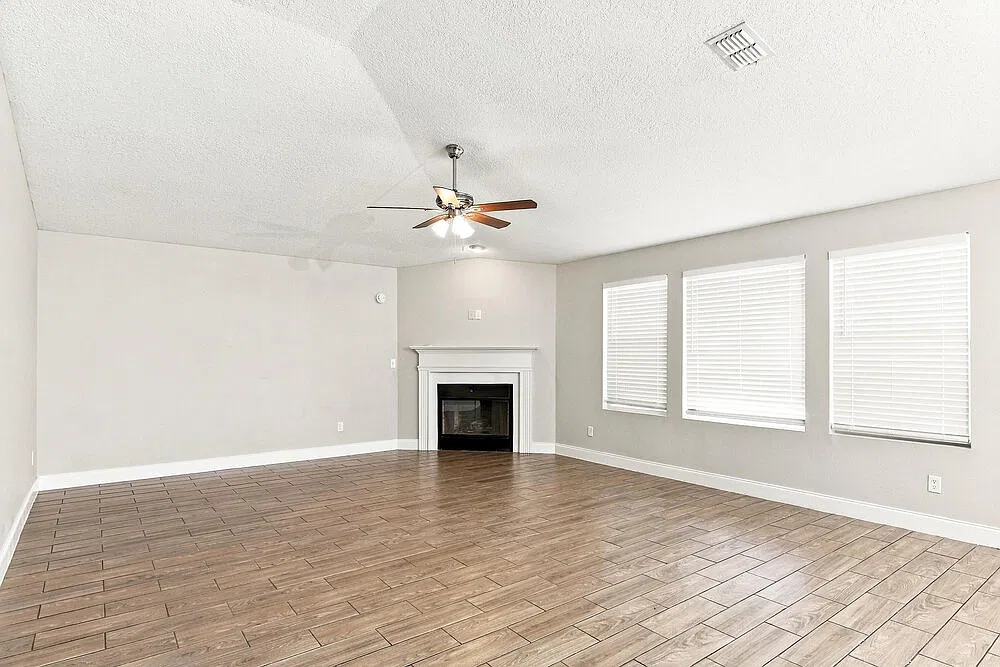 3 bed, 2.0 bath, 2026 sqft, $2,155 — Photo 3