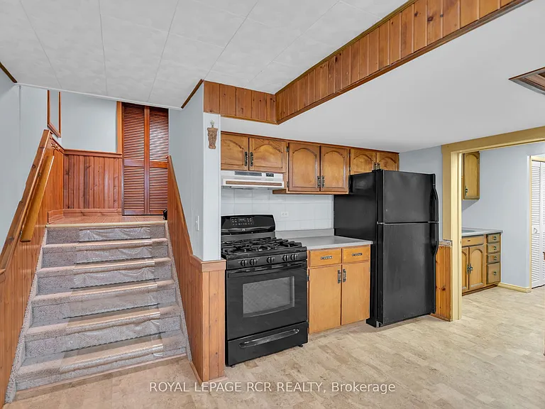 126 Nelson St E — Photo 19