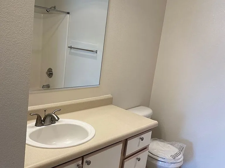 Sunrise Pointe Apartments — Photo 20