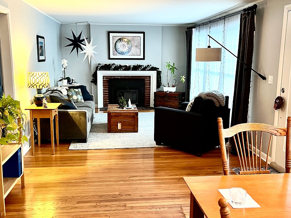 Large, sunny living room and dining area face west for sunny exposure