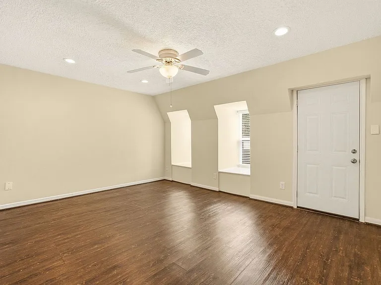 496 N Post Oak Ln — Photo 19