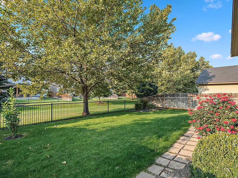 663 W Archerfield St — Photo 33