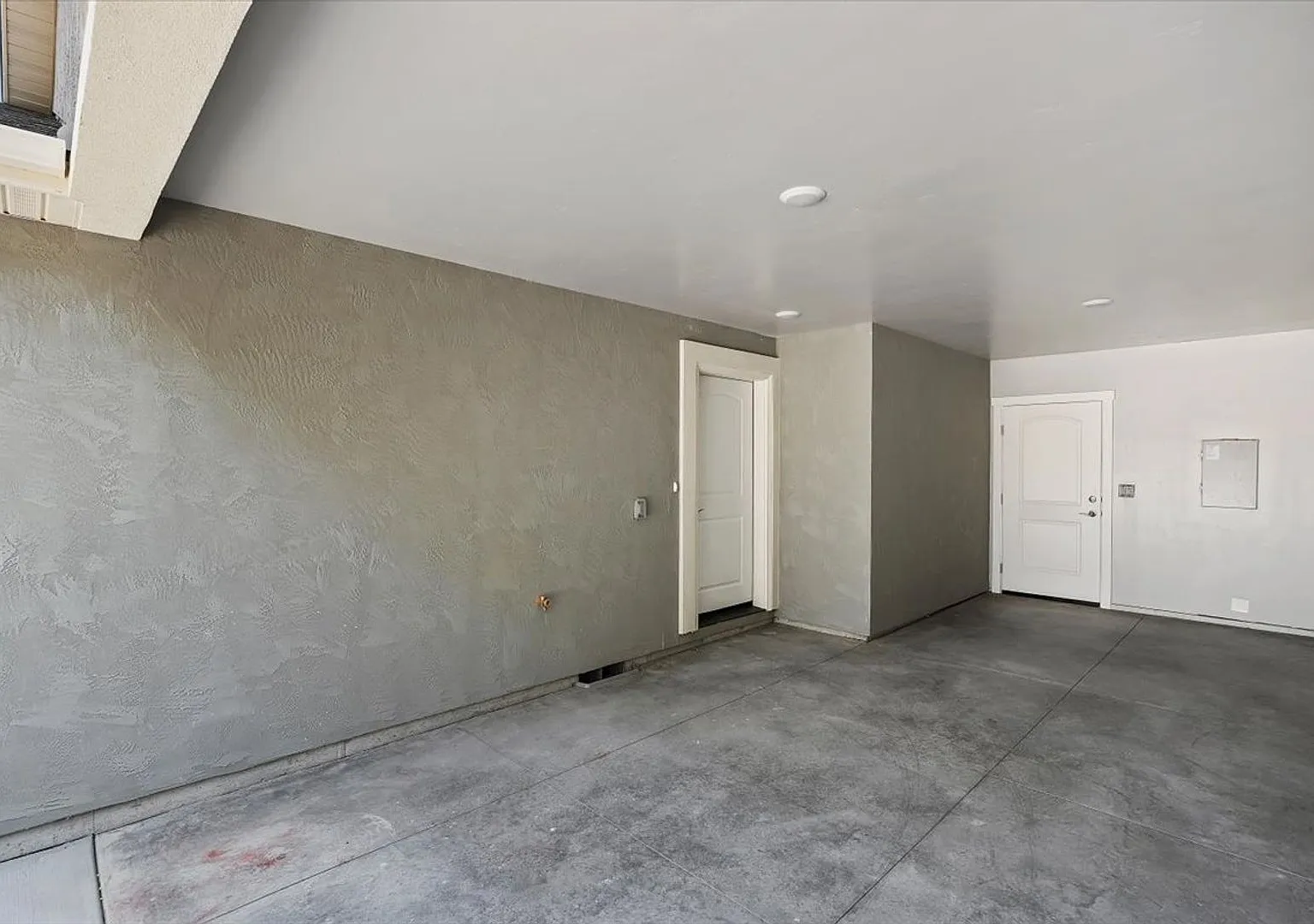 Remodeled 1 bed, 1 bath unit with City services included in rent — Photo 3