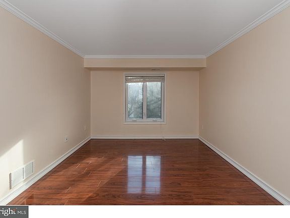 5th image of 1025 N Madison St APT 209