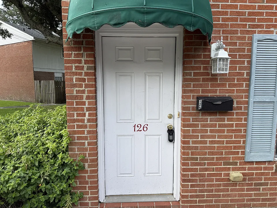 126 Short St