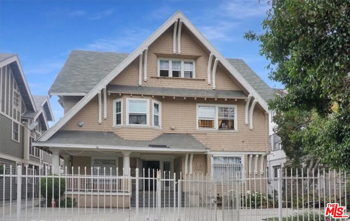 2 bed, 1.0 bath, 878 sqft, $2,450 — Photo 1