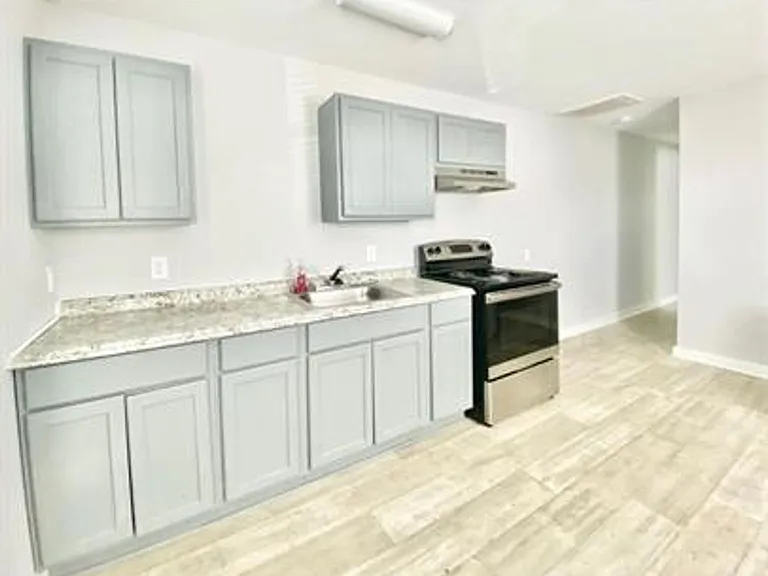 1124 Tree St — Photo 5
