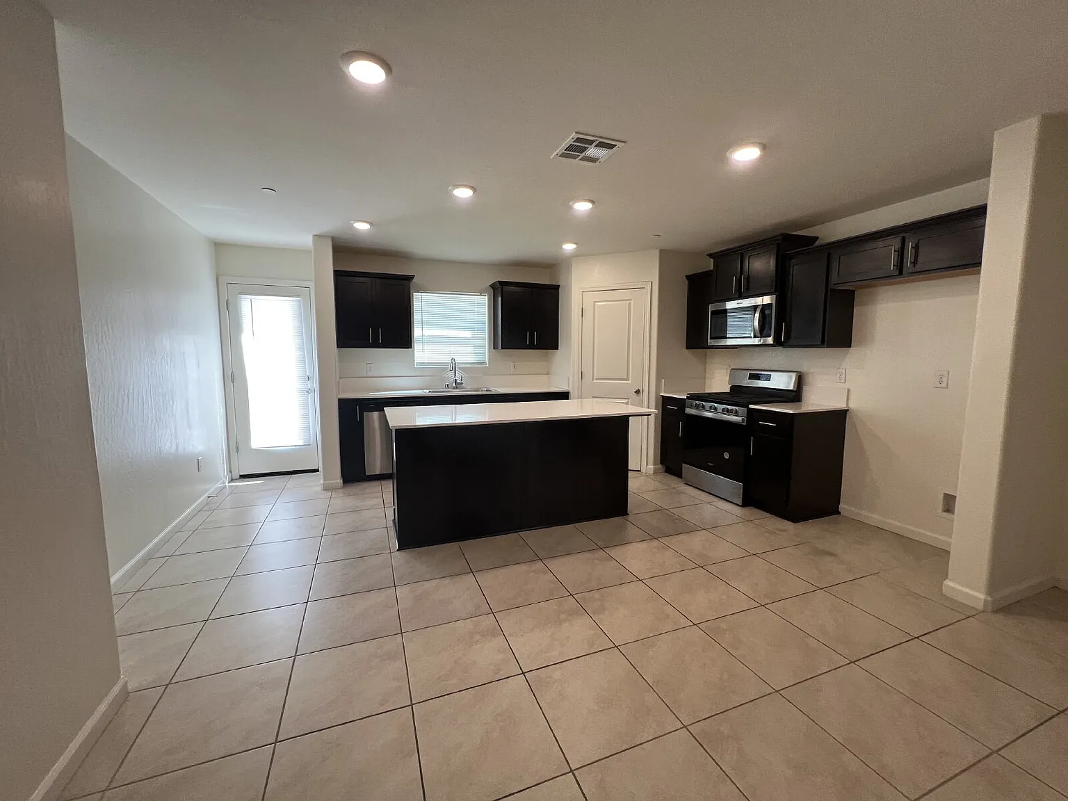 3 bed, 2.0 bath, 1353 sqft, $2,250 — Photo 4