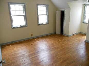 3rd image of 923 Roseland Ave