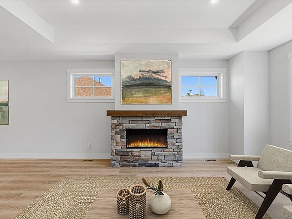 4th image of 846 Woodside Cres
