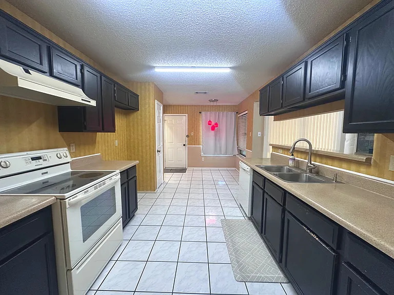 2318 Crystal Creek Ln — Photo 7