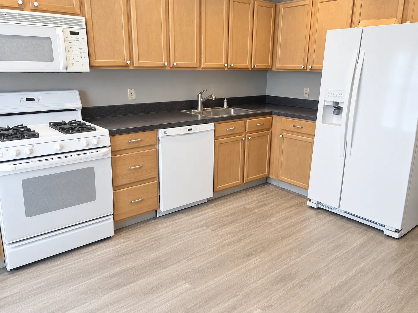 2 bed, 2.5 bath, 1684 sqft, $5,000 — Photo 3