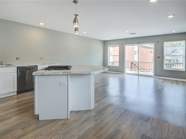 38 Tracy St #UP — Photo 2