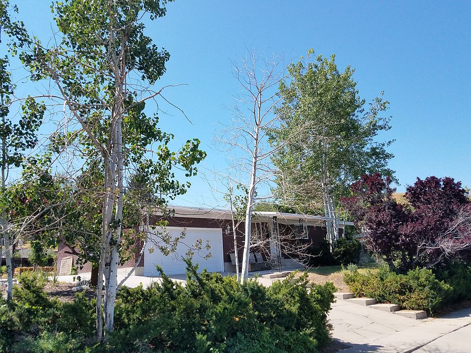 Front of lot, from sidewalk