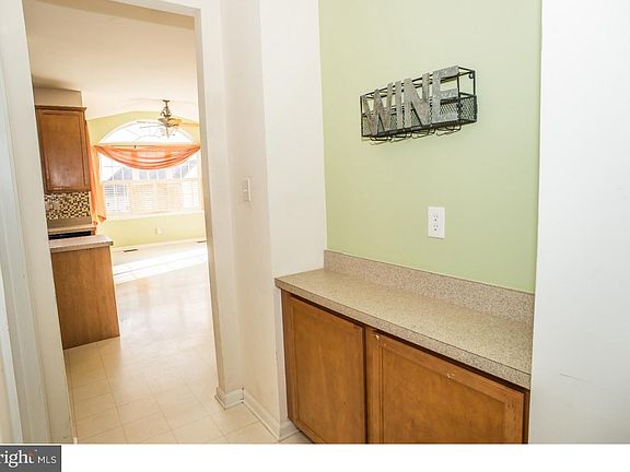 4th image of 713 Carriage Cir
