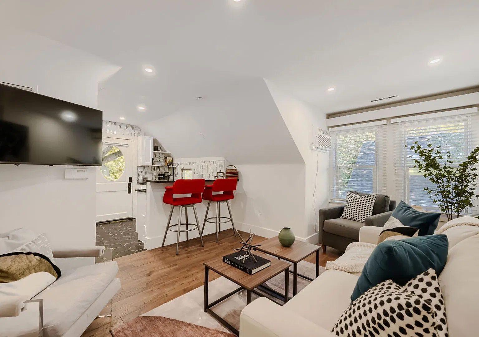 Unique Modern 1BR "Treehouse" | Walk to Pearl St — Photo 1