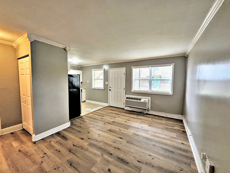 1504 Oakwood Ave NE — Photo 9