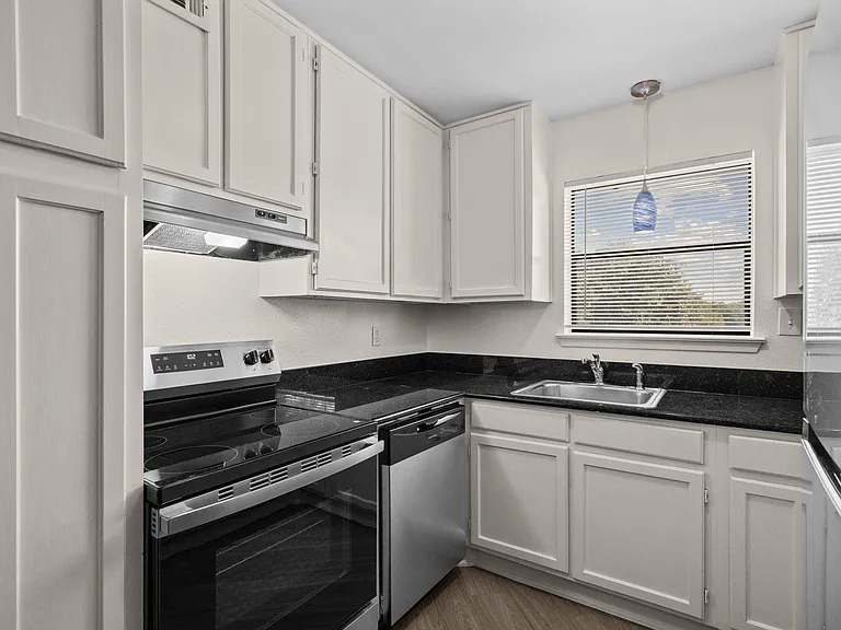 320 E 4th St #106 — Photo 7