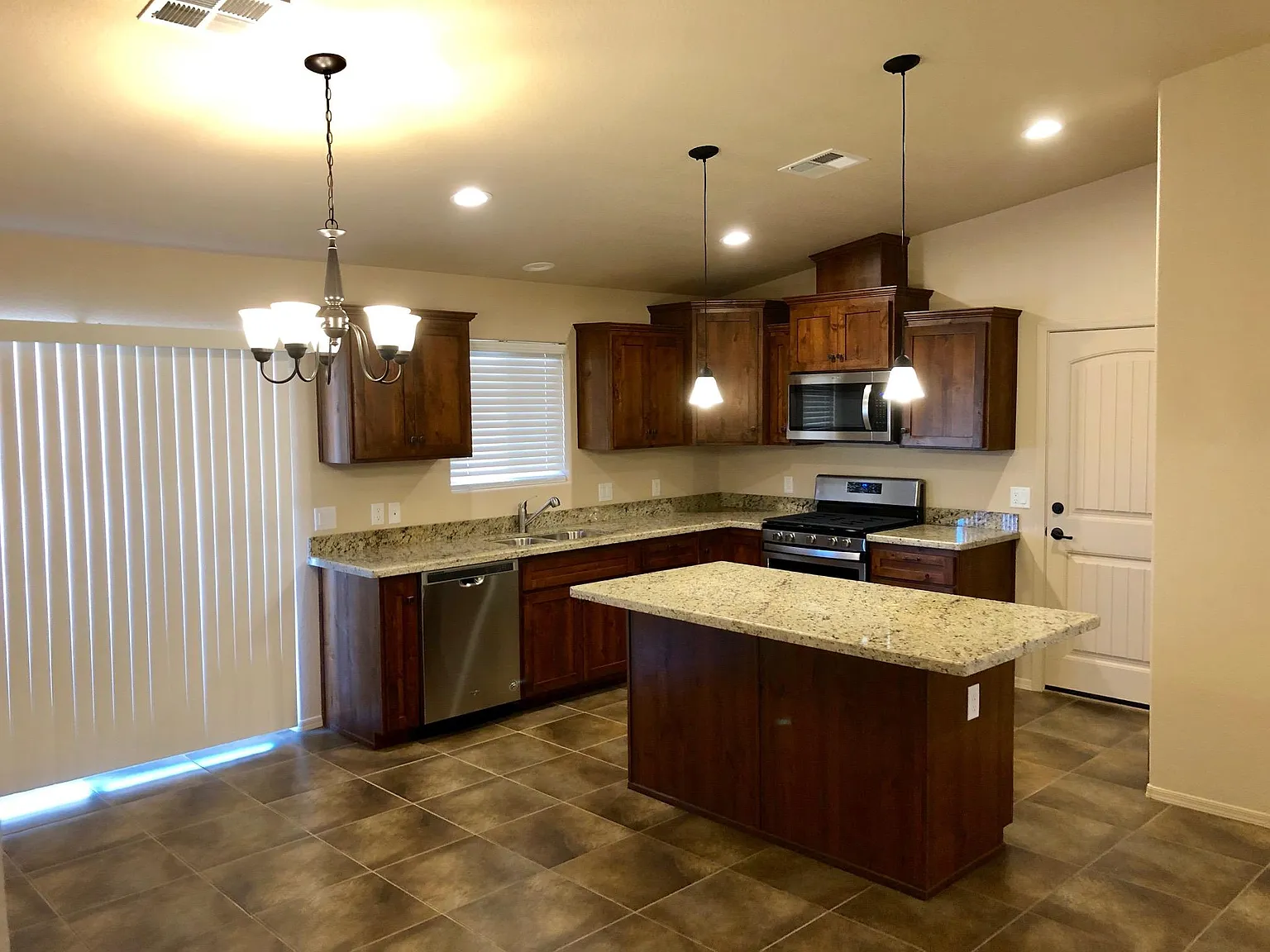 3 bed, 1300 sqft, $1,675 — Photo 2
