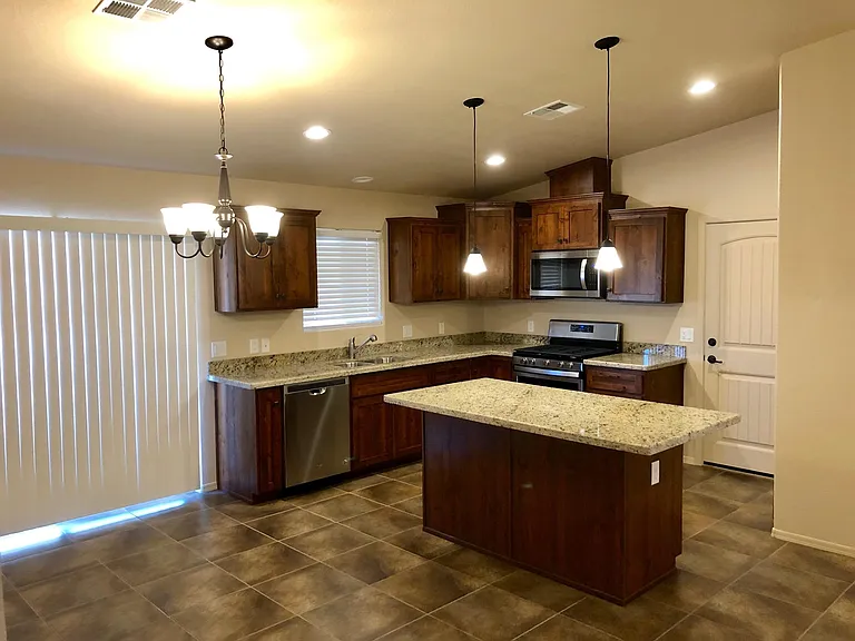 10122 E 33rd Ln — Photo 2