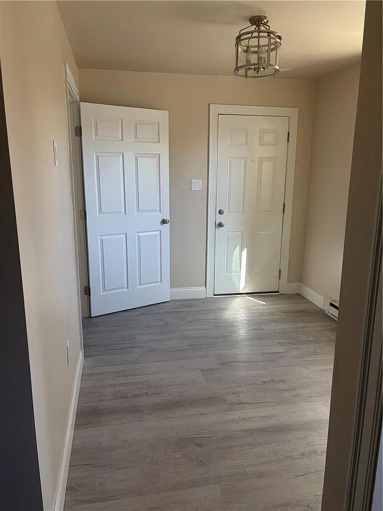 1 bed, 1.0 bath, 465 sqft, $1,300 — Photo 2