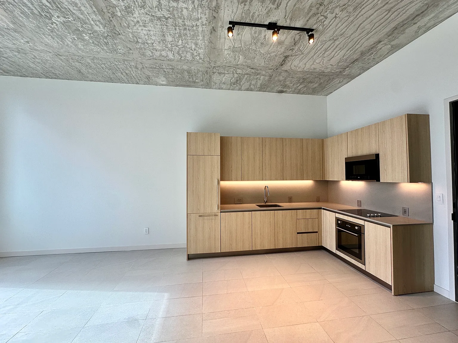 1 bed, 616 sqft, $2,298 — Photo 1