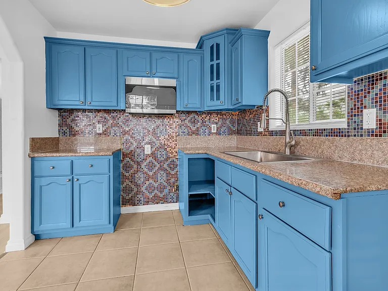 1672 N Soto St — Photo 19