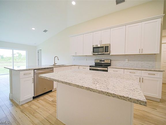 4th image of 121 Paxton St