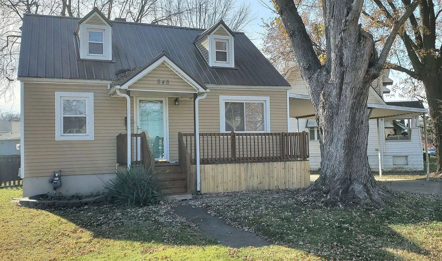 CLEAN and Updated Dollhouse! 3 Bedrooms, ~2 Bathrooms, Redone Hardwood Floors, 2 Car Carport, Bas... — Photo 2