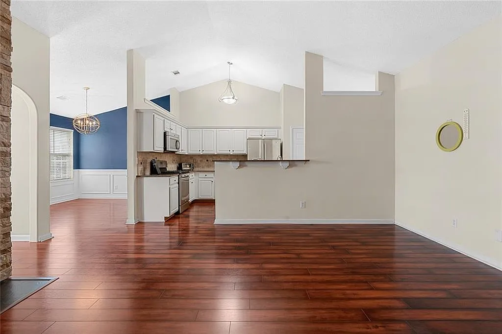 3 bed, 2.0 bath, 1568 sqft, $2,100 — Photo 4